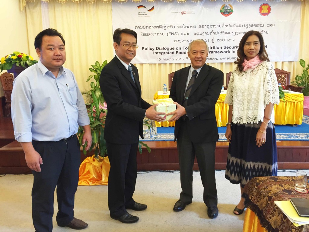 Mr. Suriyan Vichitlekarn, GIZ’s ASEAN Sustainable Agrifood Systems project’s regional advisor (second left) presents a token to Mr. Xaypladeth Choulamany (second right), Director General of the Department of Planning and Cooperation and Senior Official Meeting of the ASEAN Ministers on Agriculture and Forestry (SOM-AMAF) leader for Lao PDR.