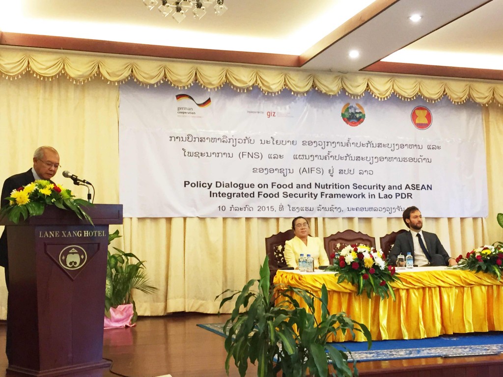 Mr. Xaypladeth Choulamany, Senior Official Meeting of the ASEAN Ministers on Agriculture and Forestry (SOM-AMAF) leader for Lao PDR opens the Policy Dialogue on Food and Nutrition Security in Lao PDR.