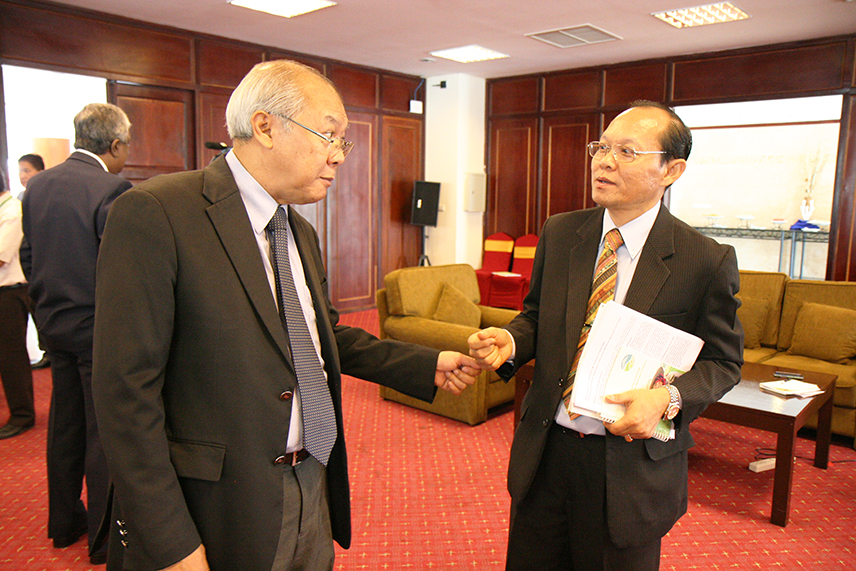 Mr. Khamtanh Thadavong, Deputy Director General of Department of Agriculture of Lao’s Ministry of Agriculture and Forestry (right) and Mr. Xaypladeth Choulamany, Director General of the Department of Planning and Cooperation and Leader of the Senior Official Meeting of the ASEAN Ministers on Agriculture and Forestry (SOM-AMAF) for Lao PDR