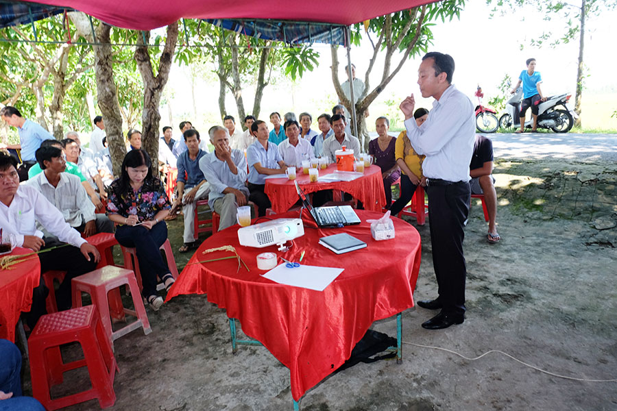 Thirty farmers in Dong Yen met on a weekly basis to exchang experiences on plan protection and intergrated pest managment practices.