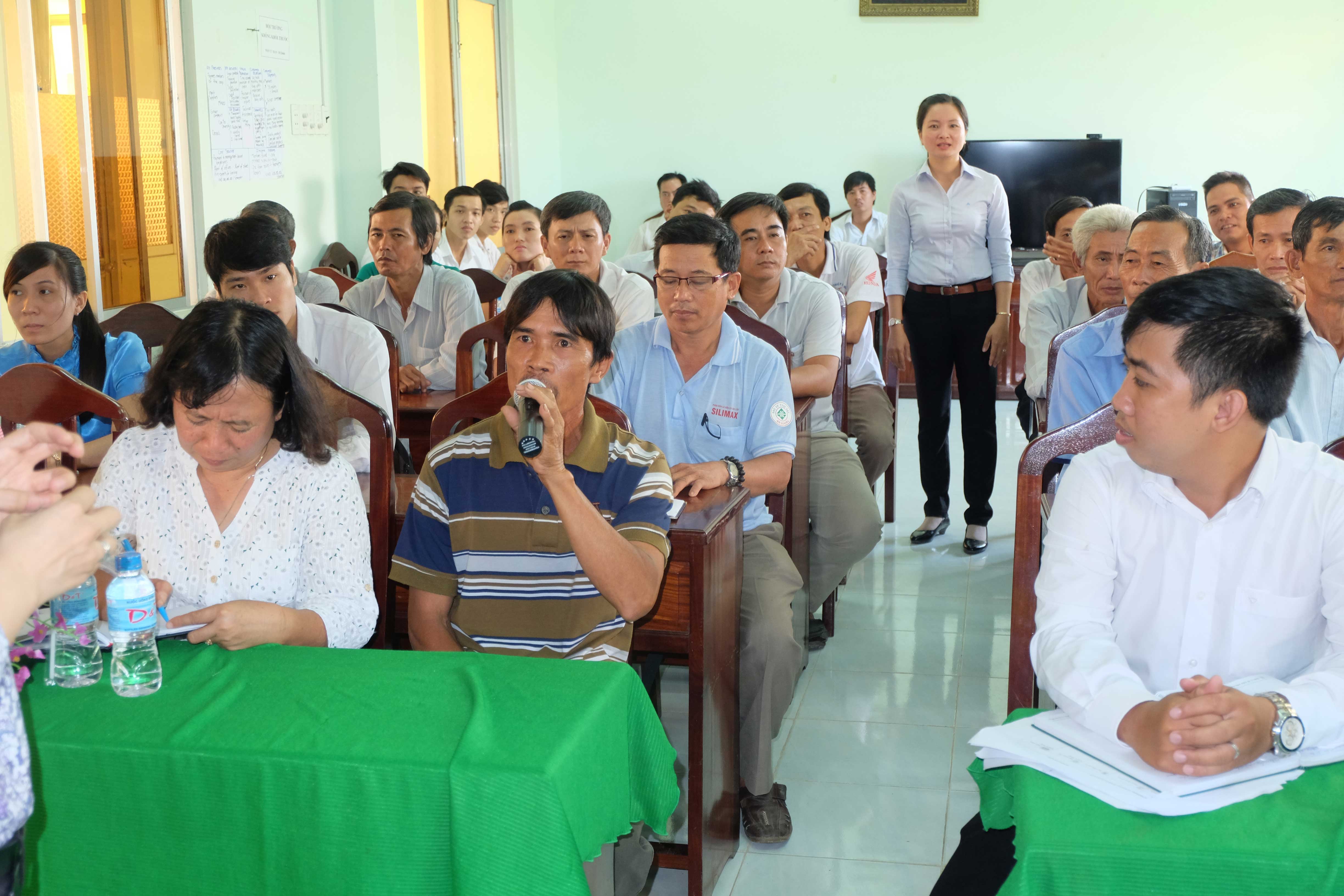 Mongo farmers, collectors, processors, cooperative members and government representatives together learn to analyse the value chain of mango in Vietnam.