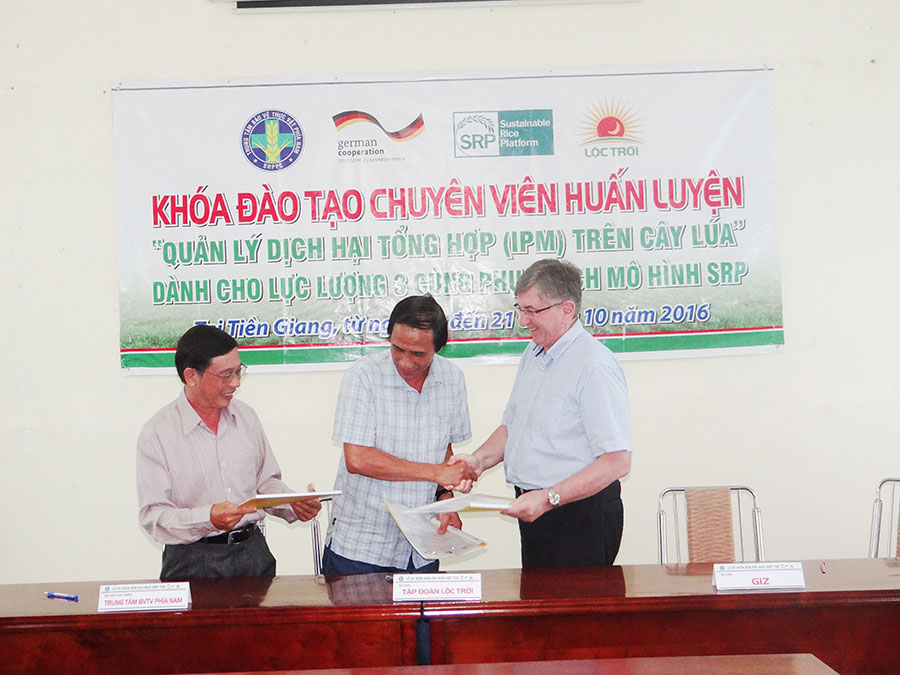 Cooperation for sustainable agriculture: Southern Region Plant Protection Center (left); Loc Troi Group (middle) and German-ASEAN Sustainable Agrifood Systems (left)