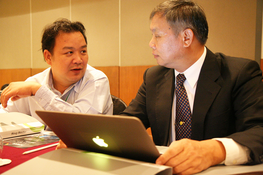 Dr. Phanpradith Phandala, Director of Planning and Cooperation Division of Department of Agriculture, Lao PDR (left) and Mr. Chantha Thipphavongphanh, Deputy Director-General of Department of Agriculture, Lao PDR 