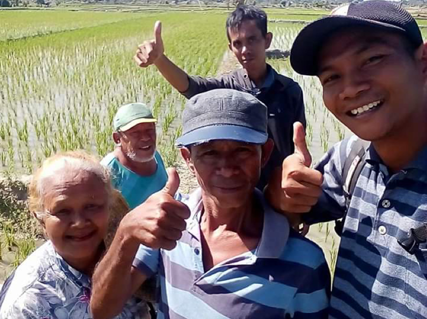 Mr. Andisyah Putra poses for selfies with local farmers. (Photo credit: GIZ Indonesia)