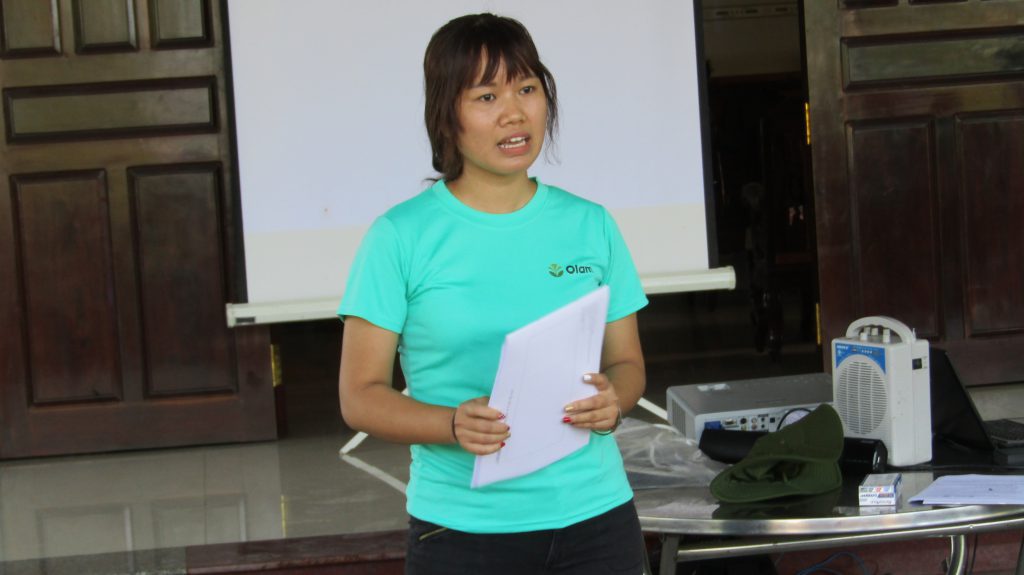 Ms. Nguyen Thi Thanh Tram from Olam International speaks to farmers of Tan Tuyen Cooperatives in An Giang Province’s Tri Ton District. (Photo credit: GIZ Vietnam)